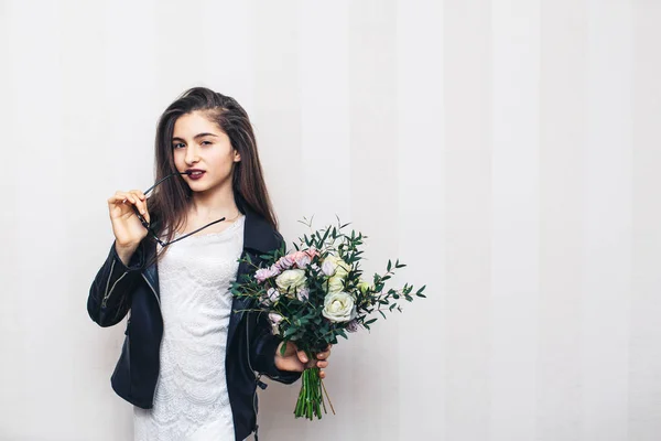 Szép Stílusos Lány Öltözött Bőrkabát Gazdaság Csokor Virágot Fehér Falhoz — Stock Fotó