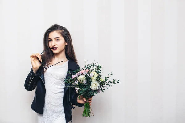 Hermosa Chica Elegante Vestida Con Chaqueta Cuero Con Ramo Flores — Foto de Stock