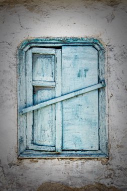 Ahşap mavi pencere ile eski bir adobe duvar parçası antika arka plan