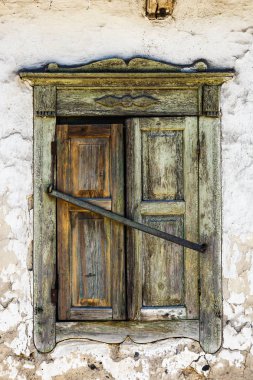 Ahşap yeşil pencere ile eski bir adobe duvar parçası antika arka plan