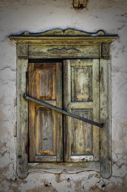 Ahşap yeşil pencere ile eski bir adobe duvar parçası antika arka plan