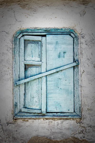 Ahşap mavi pencere ile eski bir adobe duvar parçası antika arka plan