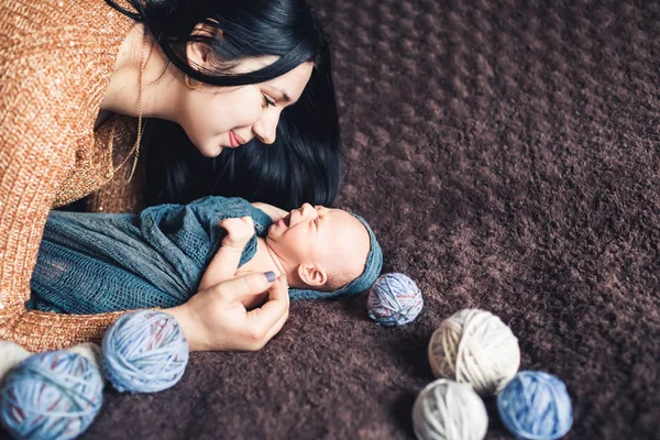 El bebé recién nacido mira a su madre. Hermoso concepto de maternidad — Foto de Stock