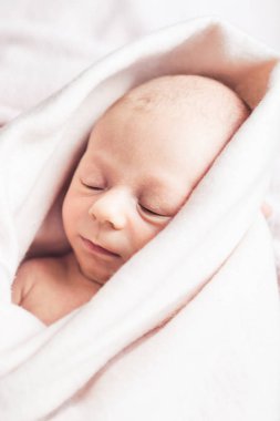 Yeni doğan bebek battaniye sarılmış uyur