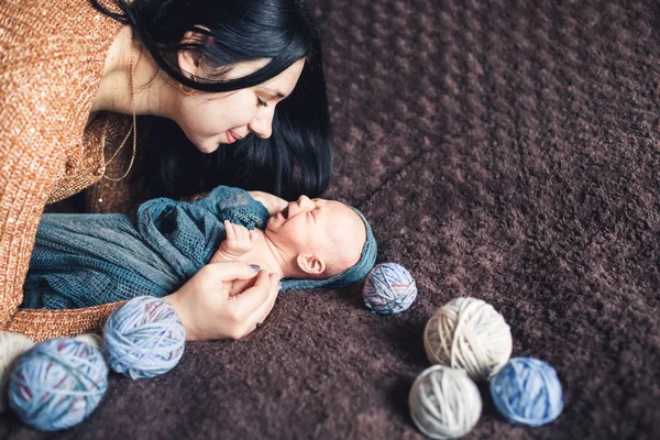 Mamá se inclinó hacia su bebé recién nacido y le sonrió . — Foto de Stock