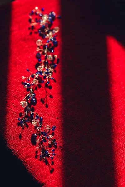 红色背景下的小树枝形式的美丽手工发型装饰. — 图库照片