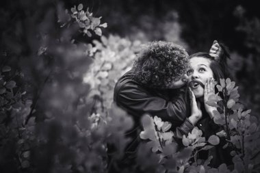 Çift ayıp ve duygular sonbahar ağaçlar arasında gösterir