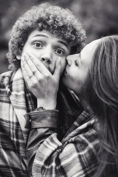 Casal feliz está se escondendo atrás do dia de outono xadrez . — Fotografia de Stock