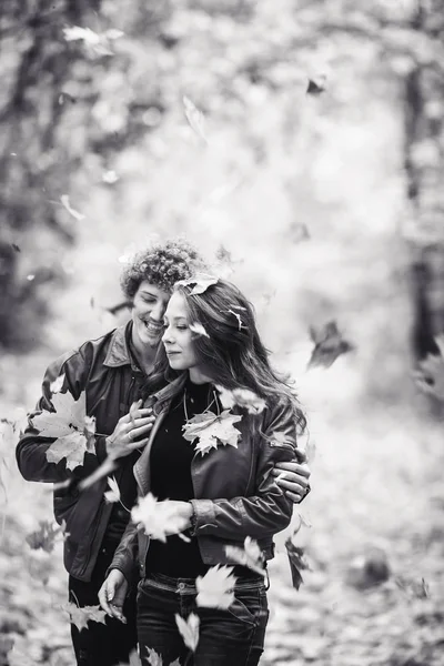 Lindo beco de outono de maples. Casal amoroso abraço e folhas amarelas cair sobre eles . — Fotografia de Stock