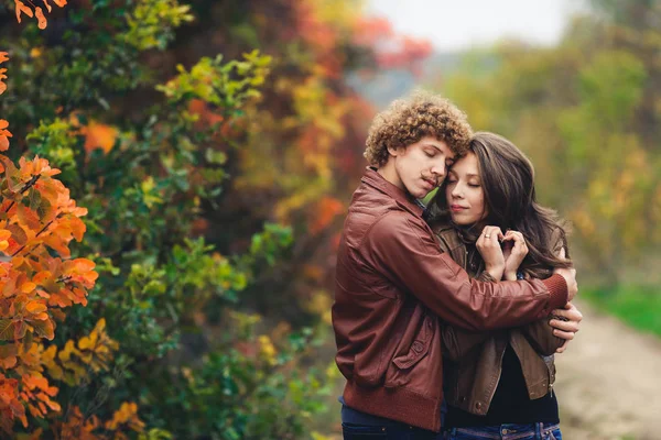 Pareja feliz enamorada en otoño —  Fotos de Stock