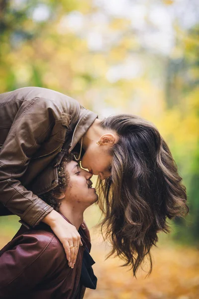秋の公園でカップルを愛する若者。女の子の鼻男をキスします。. — ストック写真