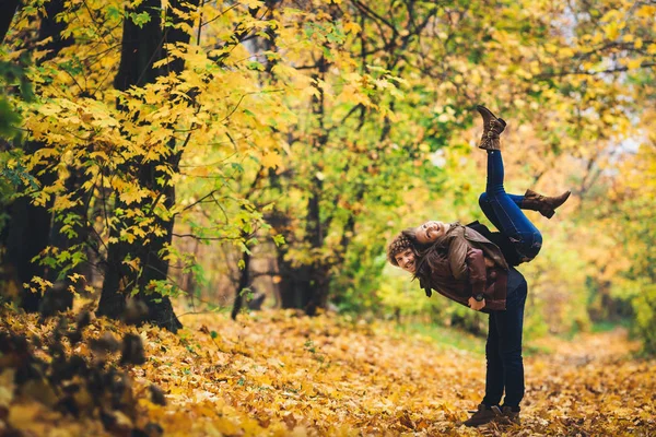 秋の公園で浮気する若いカップル. — ストック写真