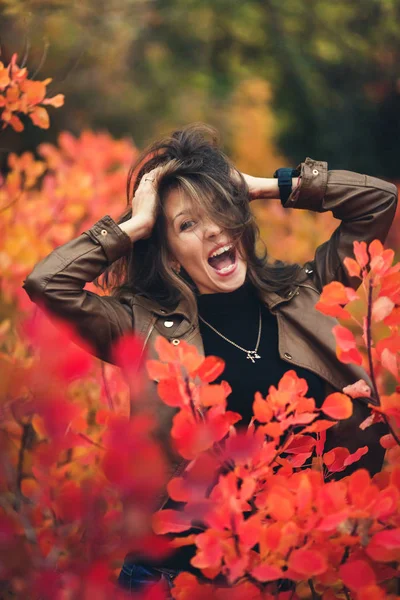 Veselý šťastný červenolící brunetka otevře ústa široká a volánky vlasy. — Stock fotografie
