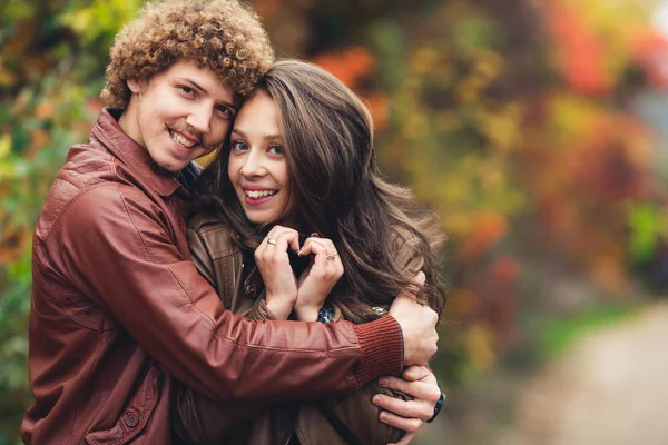 Счастливая пара влюблена осенью — стоковое фото