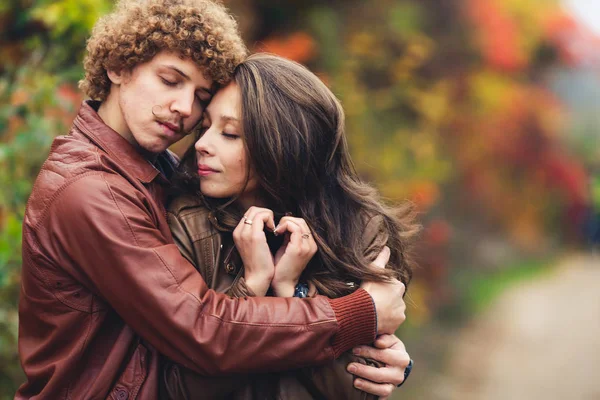 Casal feliz no amor no outono — Fotografia de Stock