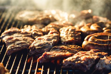 Sokak Cafe büyük ızgara et ve sosis kızarmış.