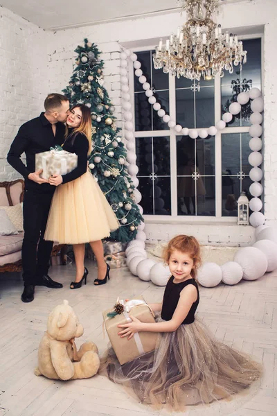 Gelukkige familie geeft elkaar kerstcadeautjes. — Stockfoto