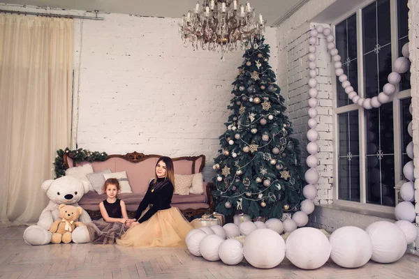 Мати і дочка сидять на підлозі в різдвяній кімнаті . — стокове фото
