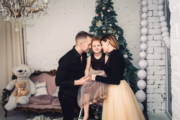 Gelukkige jonge familie in stijlvolle kleding kerst tijd. — Stockfoto