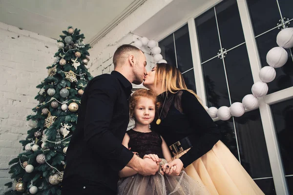 Feliz familia joven con ropa elegante en Navidad . — Foto de Stock