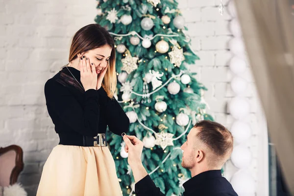 Cara faz uma oferta para se casar na época do Natal . — Fotografia de Stock