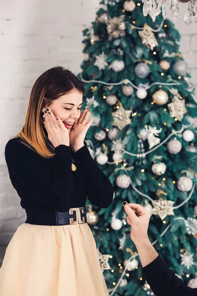 Man maakt een aanbod om te trouwen in de kerstperiode. — Stockfoto