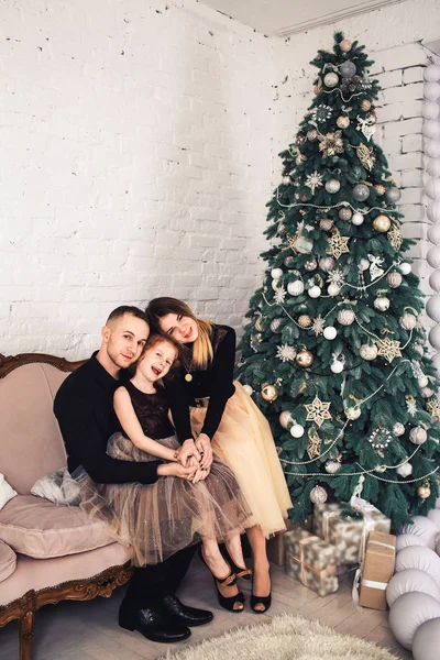 Щаслива сім'я розважається на Різдво в красивій декорованій кімнаті . — стокове фото