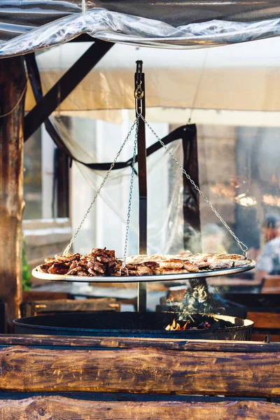Les viandes sont frites sur un grand gril dans un café de rue . — Photo