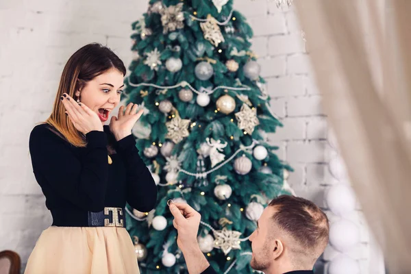 Man maakt een aanbod om te trouwen in de kerstperiode. — Stockfoto