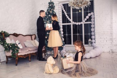 Mutlu aile birbirine verir Noel hediyeleri.