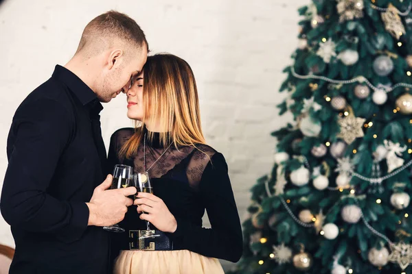 크리스마스 와인 안경 세련 된 옷에 사랑 하는 부부. — 스톡 사진