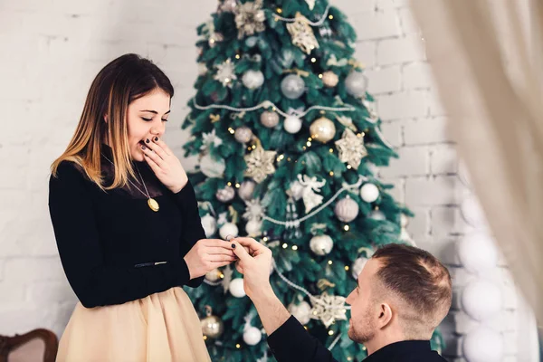 Man maakt een aanbod om te trouwen in de kerstperiode. — Stockfoto