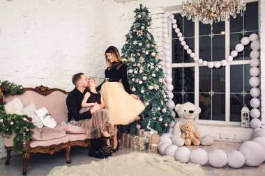 Mutlu aile eğleniyor Noel'de içinde güzel bir şekilde dekore edilmiş Oda.