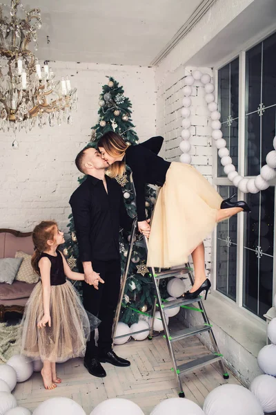 Jong gezin versieren van een kerstboom — Stockfoto
