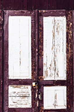 Kilitli eski ahşap kapı.