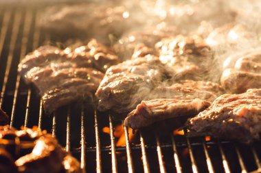 Sokak Cafe büyük ızgara et ve sosis kızarmış.