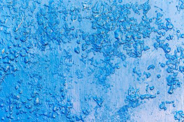 Metalik sayfasının arka plan mavi boya ile boyanmış.