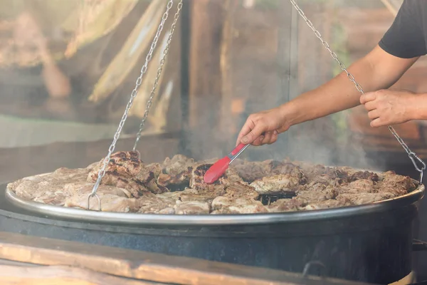 Mięso smaży się na duży grill w ulicznej kawiarni. — Zdjęcie stockowe