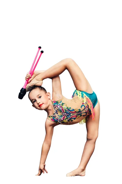 Маленькая девочка занимается художественной гимнастикой с изолированными по белому жонглирующими клубами . — стоковое фото