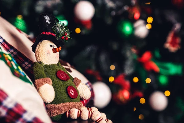 Christmas speelgoed elf zittend op koffer op de achtergrond van de kerstboom. — Stockfoto