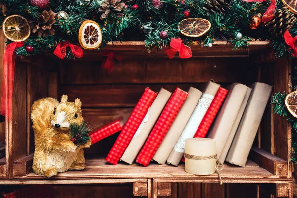 Kerstdecoratie in rustieke stijl op de achtergrond van een houten muur. — Stockfoto