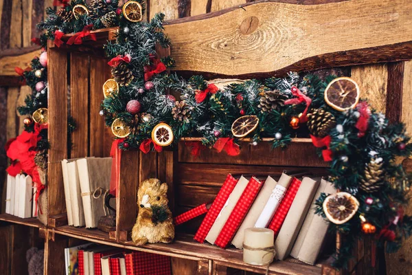 लाकडी भिंतीच्या पार्श्वभूमीवर भव्य शैलीत ख्रिसमस सजावट . — स्टॉक फोटो, इमेज