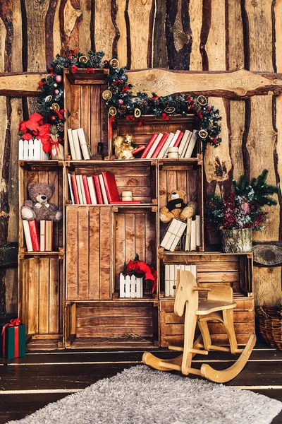 Різдвяна прикраса на фоні дерев'яної стіни . — стокове фото