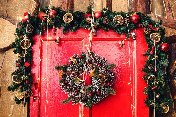 Fragment czerwony drzwi drewniane z Christmas decoration. — Zdjęcie stockowe
