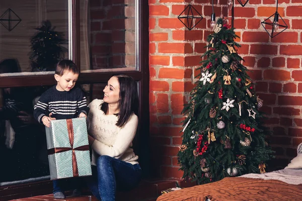 Moeder geeft haar zoon cadeau voor Kerstmis. — Stockfoto