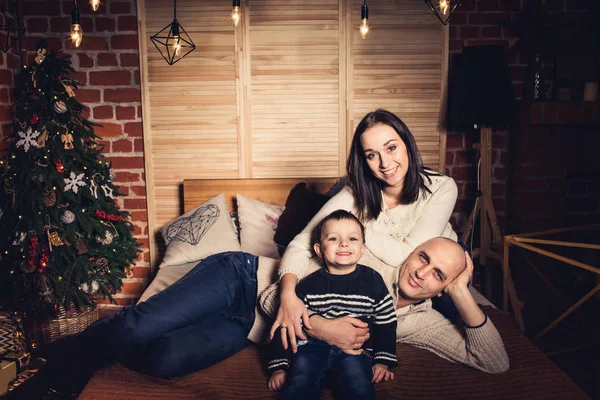 Щаслива сім'я на дивані в різдвяний час . — стокове фото