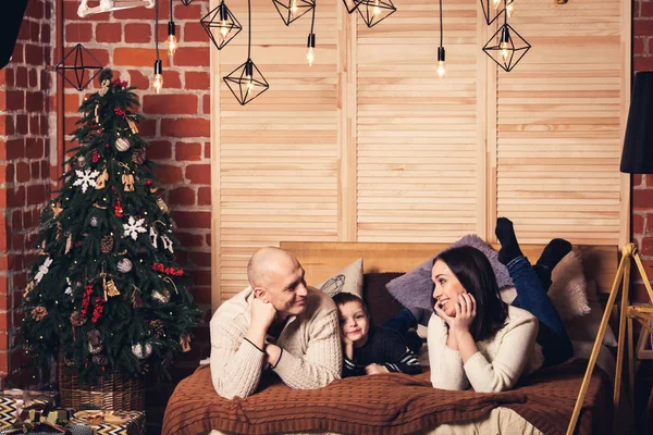 Щаслива сім'я на дивані в різдвяний час . — стокове фото