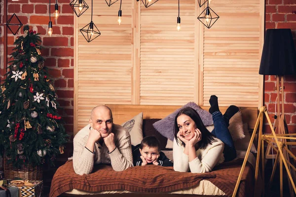 Op Bank bij Kerstmis en gelukkige familie. — Stockfoto