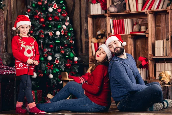 Santa Meisje Verpakt Haar Ouders Met Garland Achtergrond Van Kerstversiering — Stockfoto