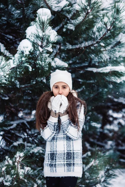 Élégante fille triste dans la forêt d'hiver . — Photo
